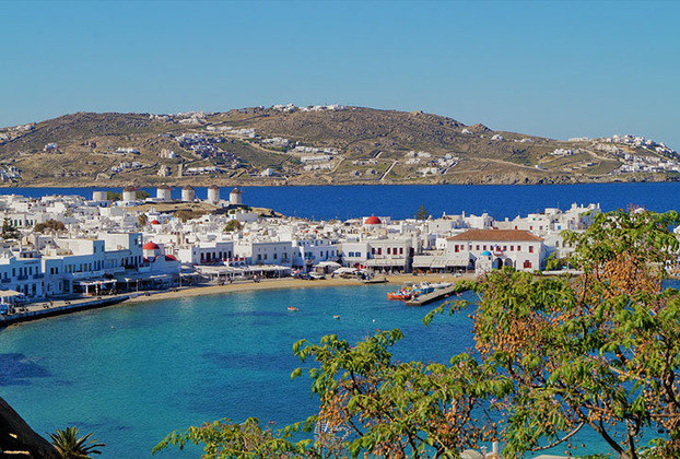 9º- Mykonos-> A mais animada das ilhas da Grécia. Carrega essa alcunha devido às festas e aos famosos beach clubs. Se destaca também pelas mais de vinte lindas praias e a charmosa vila Mikonos Town, centro da ilha, que fica no Mar Egeu 
