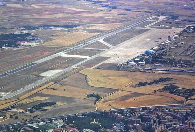 9º - O Aeroporto Torrejon fica em Madrid, capital espanhola. O principal aeroporto, obviamente, é o internacional de Barajas. Mas o grande diferencial de Torrejon é o investimento militar, que lhe permite ter uma pista com 4.818 metros. 