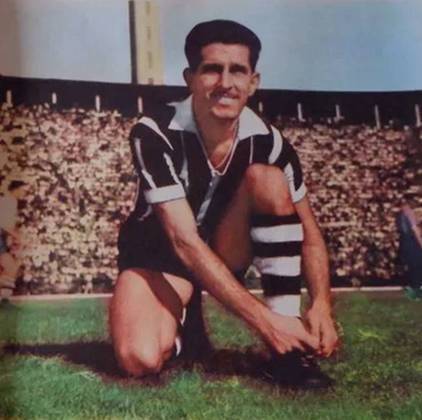 9º  Olavo (1952 a 1961)  - 510 jogos e 18 gols - O zagueiro ganhou 8 títulos, incluindo os Paulistas de 1952 e 1954. Morreu em 12/4/2004, com 76 anos.