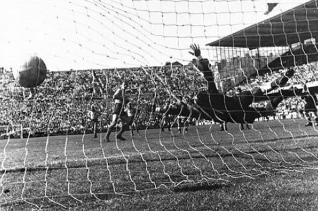 9/5 - Antonio Carbajal - Mítico goleiro mexicano que tem o nome no Hall da Fama do Futebol. Foi primeiro jogador a disputar cinco edições de Copa do Mundo (50, 54, 58, 62 e 66), morreu aos 93 anos. A família não divulgou a causa. 