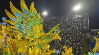 Problemas em evolução e alegorias afetam desfile emocionante do centenário da Portela
 