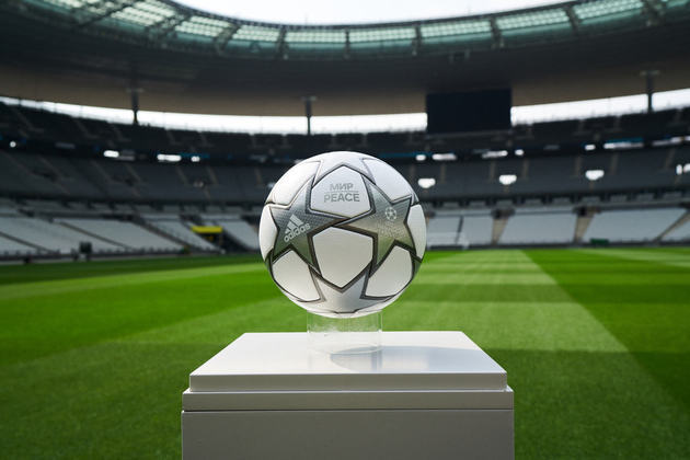 A Adidas apresentou a bola da final da Champions League 2021/2022, entre Liverpool e Real Madrid, neste sábado, em Paris (FRA). A bola tem a inscrição 