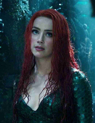 A advogada perguntou se ela conseguiu o papel no filme Aquaman por intermédio de Depp. Ela respondeu que não. 