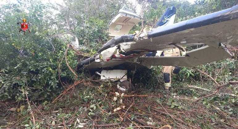 Avião caiu na propriedade do ex-piloto Nelson Piquet. Ele foi derrubado por rajada de vento
