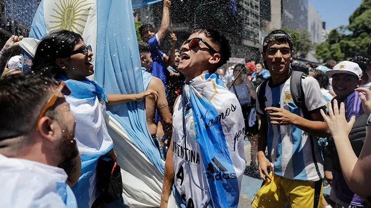 A AFA (Associação de Futebol da Argentina) informou que os jogadores não passariam pelo Obelisco. Então, os torcedores migraram rumo à Avenida 25 de Maio, uma das principais da capital do país.