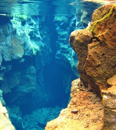 A água de Silfra é filtrada por lava vulcânica por quase 100 anos, resultando em uma visibilidade subaquática de até 100 metros. A água é tão pura que os visitantes podem beber diretamente da fenda!