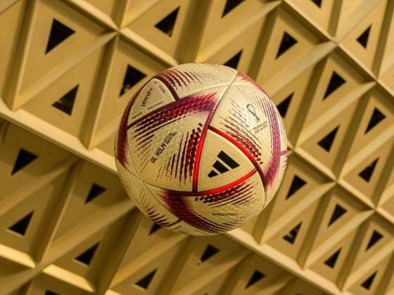 A Al Hilm é a primeira bola desenhada para a fase final de um Mundial construída de forma totalmente sustentável, com tintas e colas feitas à base de água. 