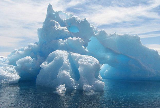 A Antártida é o segundo menor continente do mundo, com 	14 000 000 km². Ela é maior apenas do que a Oceania, que tem 	9 008 458 km². Vale destacar, porém, que este número chega a  28 000 000 km² no inverno, por conta do congelamento das águas. 