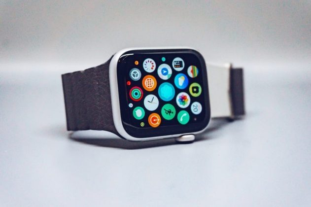 A Apple introduziu a funcionalidade de detecção de acidentes em iPhones em 2022, embora essa característica já estivesse disponível em modelos de Apple Watches desde 2019. 