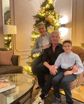 A apresentadora Ana Hickmann passou o Natal em Paris e publicou foto em um hotel, com o marido e o filho.
