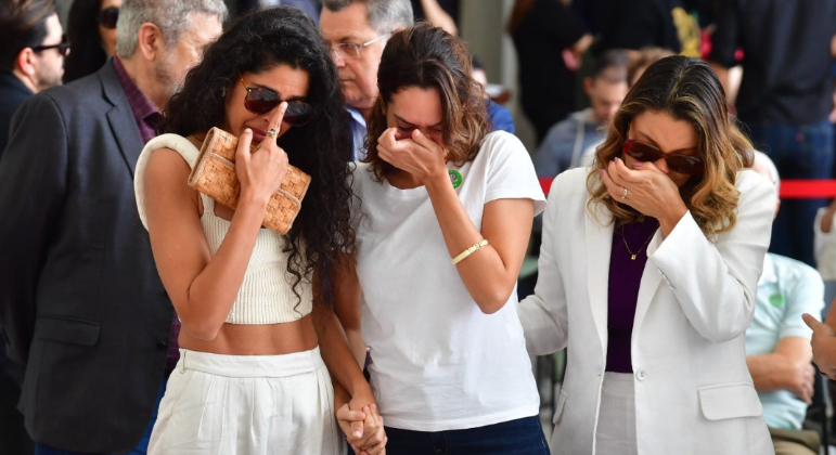 A apresentadora Bela Gil, a diretora Dandara Ferreira e a socióloga Rosângela Silva, a Janja, choram ao lado do caixão de Gal Costa
