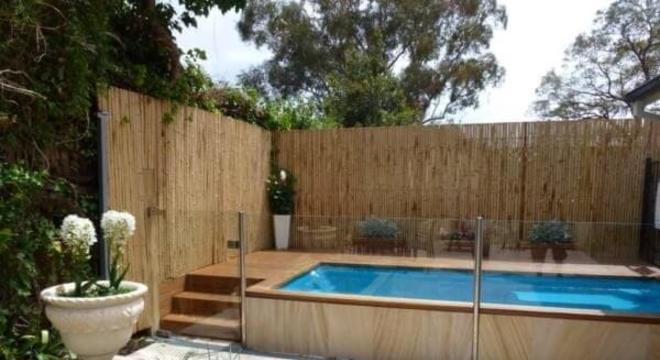 A área da piscina foi delimitada com cerca de bambu