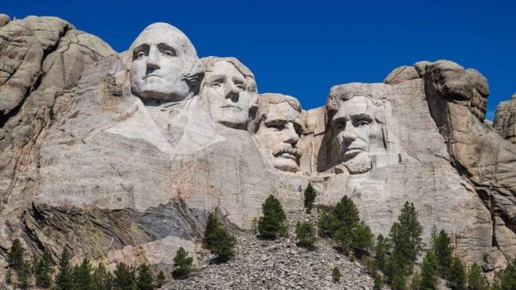 A área de Lakotah abriga um monumento de fama mundial: as esculturas em pedra no Monte Rushmore, que mostram os rostos de presidentes americanos: George Washington, Thomas Jefferson, Theodore Roosevelt e Abraham Lincoln. 
