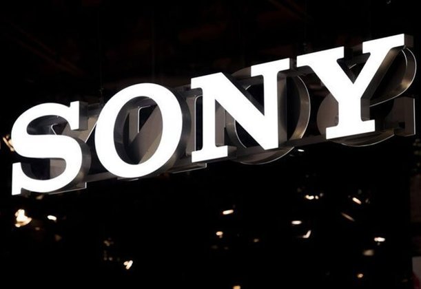 A área de tecnologia de comunicação também sofreu um baque. A Sony rompeu as vendas na Rússia. E anunciou que  jogos como Gran Turismo 7 não serão mais comercializados, assim como as operações da Playstation Store e a venda de consoles.