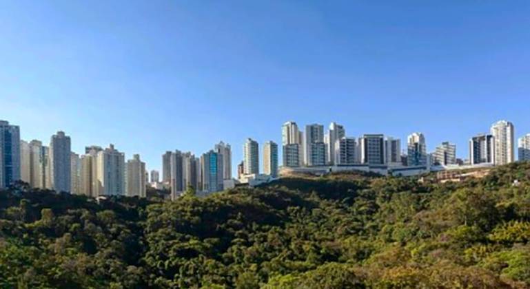 A área onde a onça-parda apareceu se chama Vila da Serra. Um bairro luxuoso no limite da cidade com Belo Horizonte. 