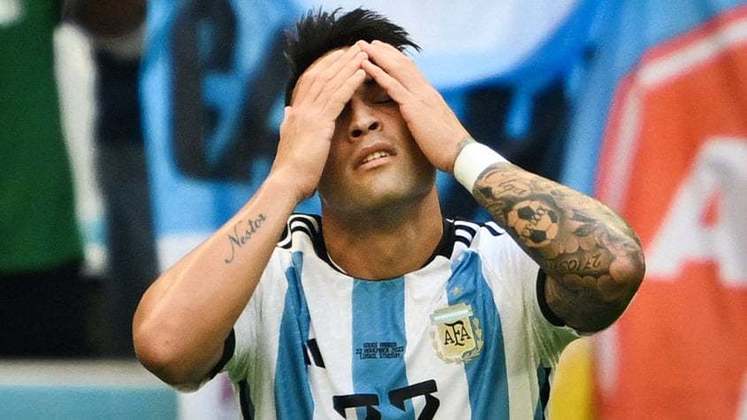 A Argentina chegou a marcar, mas os gols foram anulados. Na foto, Lautaro Martínez lamenta gol anulado pela arbitragem.