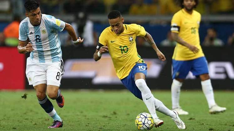 A Argentina controlou a posse de bola, mas o Brasil foi efetivo e com direito a gritos de “olé” no Mineirão, a Seleção Brasileira venceu com gols Philippe Coutinho, Paulinho e Neymar Jr.
