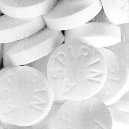 A aspirina, um dos remédios mais conhecidos, tem como base o ácido acetilsalicílico, indicado para aliviar dor, febre e inflamação. No entanto, pode prejudicar a função do rim e do fígado e, por isso, não deve ser consumida por pessoas com insuficiência renal e hepática. 