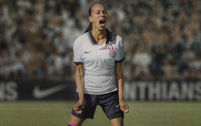 A atacante Adriana exibe a camisa como representante do time feminino do Corinthians