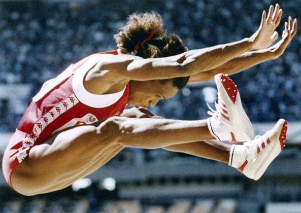 A atleta norte-americana Jackie Joyner-Kersee detém dois recordes. Nos Jogos de Seul, em 1988, ela entrou para a história no salto em distância, com 7,40 metros, e no heptatlo, com 7.921 pontos. 