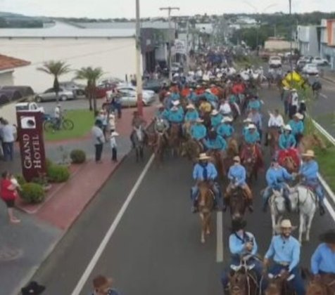 A atração principal da festa é a cavalgada que percorre cerca de 15 quilômetros pela principal avenida da cidade. 