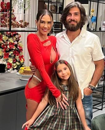 A atriz Deborah Secco apostou em um look ousado na noite de Natal e publicou foto ao lado de seu marido, Hugo Moura, e sua filha, Maria Flor. 