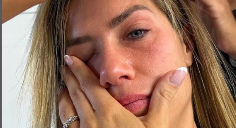 A atriz Giovanna Ewbank compartilhou sua jornada como mãe e profissional, expressando sentimentos de alegria, culpa e angústia 