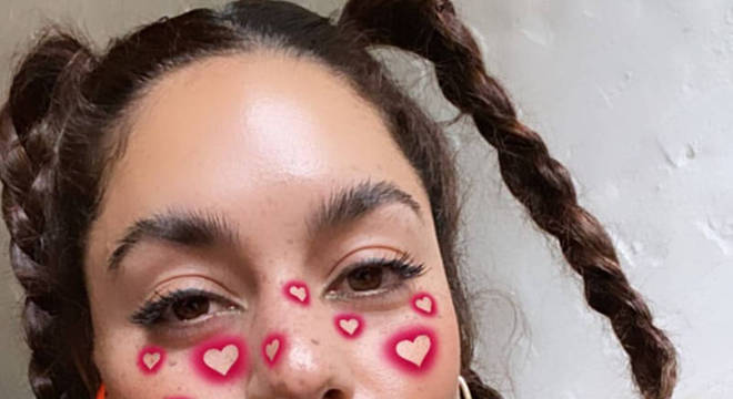 A atriz Vanessa Hudgens é fã da sobrancelha soap brows