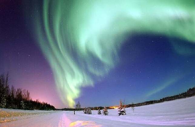 A aurora boreal possui características bastante diversificadas em termos de luz e formato devido às diferentes interações químicas que ocorrem na atmosfera durante a sua formação.