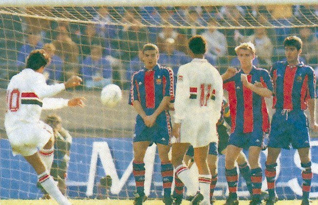 A Band exibirá no domingo, a partir das 14h, o jogo que deu ao São Paulo o seu primeiro título mundial: vitória por 2 a 1 sobre o Barcelona, em Tóquio, dia 13 de dezembro de 1992. O Barça, à época comandado por Johan Cruyff, ganhara o apelido de 