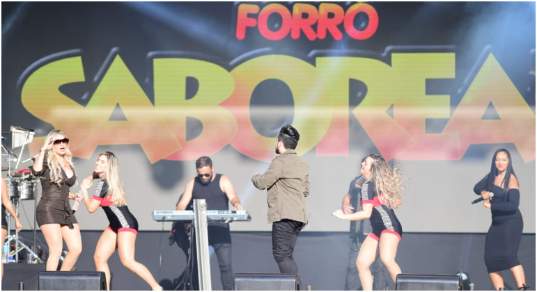 A banda Forró Saborear subiu ao palco do festival por volta das 15h30 deste domingo