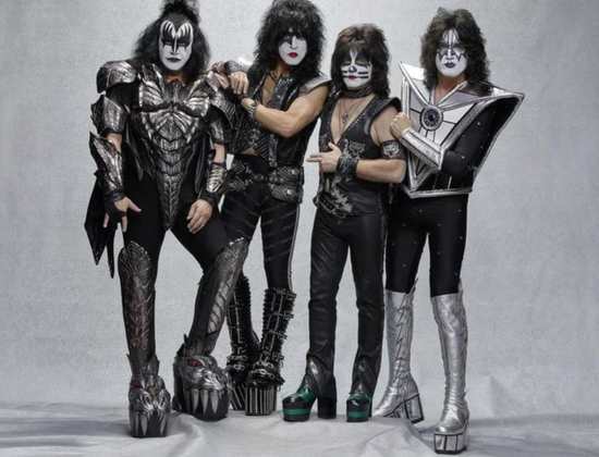 A banda Kiss não só fez muito sucesso na década de 1970 como impactou diretamente em tendências e na cultura norte-americana do período. Além das músicas empolgantes, as vestimentas e as maquiagens se tornaram uma marca do grupo musical. 