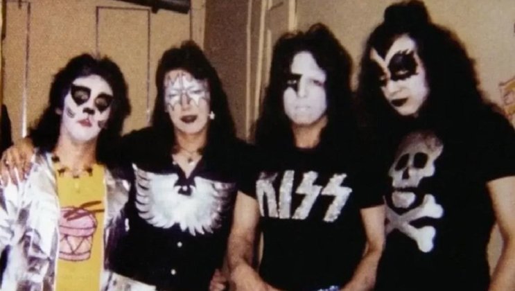 A banda Kiss não só fez muito sucesso na década de 1970 como impactou diretamente em tendências e na cultura norte-americana do período. Além das músicas empolgantes, as vestimentas e as maquiagens marcantes se tornaram uma marca do grupo musical. 
