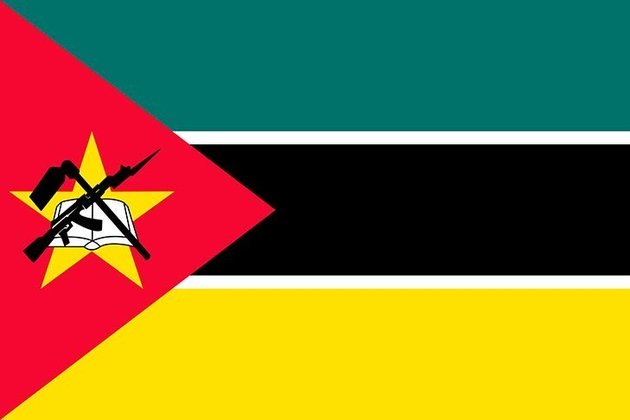 A bandeira de Moçambique remete a três aspectos na bandeira: educação, indústria e defesa. Por isso, ela inclui um livro, uma enxada e um fuzil.  