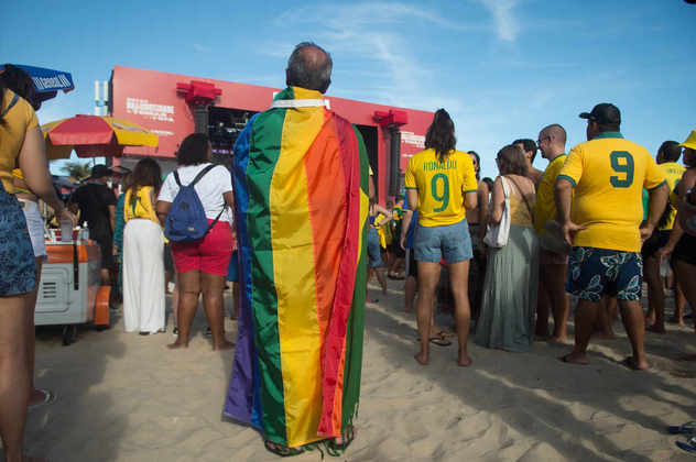 A bandeira do arco-íris, símbolo do movimento LGBTQIA+ também marcou presença no meio dos adereços de cor verde e amarela. Vale destacar que, no Catar, sede da Copa, as violações aos direitos humanos, entre eles os direitos dos homossexuais, são constantemente violados. 