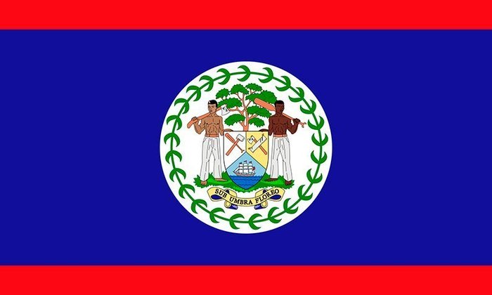 A bandeira do Belize é a única que retrata pessoas. Mostra dois homens segurando o brasão nacional. 