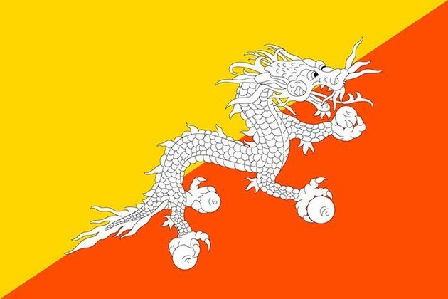 A bandeira do Butão tem um dragão, já que a origem do nome do país, em tibetano, é  Terra do Dragão. Ele  segura joias para demonstrar a riqueza do país. O dragão é branco para simbolizar a pureza. A cor laranja remete à religiosidade dos mosteiros budistas. E o amarelo reforça a autoridade da dinastia. 