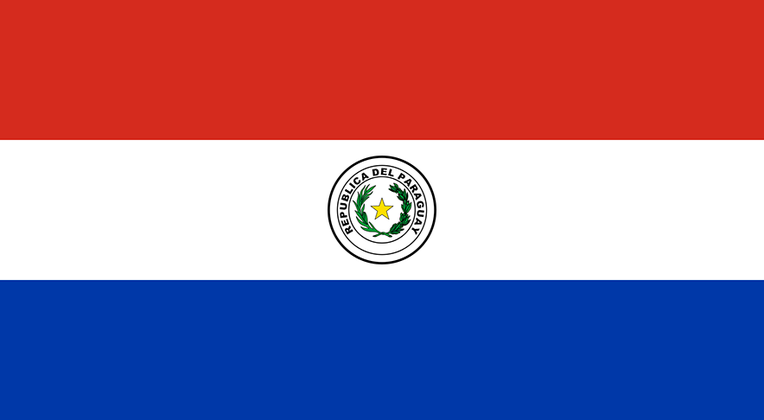 A bandeira do Paraguai tem dupla face. Na frente, há o brasão do país. E está escrito Republica del Paraguay. 