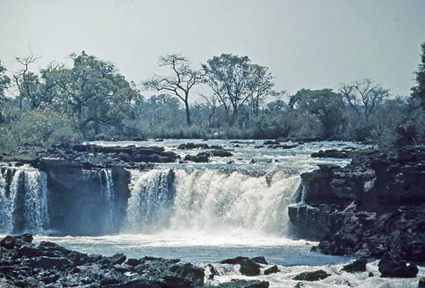 A Barotselândia sofre com as inundações do rio Zambeze. Por outro lado, tem a beleza das cataratas Ngonye Falls.   