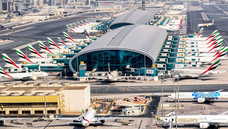 A base da Emirates é o Aeroporto Internacional de Dubai, a famosa capital do país. Mais de 1.500 voos saem a cada semana de Dubai, rumo a países de seis continentes. 