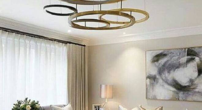 A base do puff gigante na sala de estar serve como mesa de centro