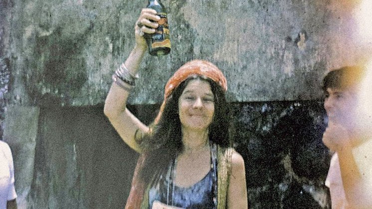 A bebida preferida de Janis era Southern Comfort, uma mistura de álcool, frutas, especiarias e uísque. Mas tomava outros drinks também (na foto, segura uma garrafa de cachaça). Ao mesmo tempo em que se embriagava, intensificou o consumo de drogas pesadas, como LSD e heroína. 