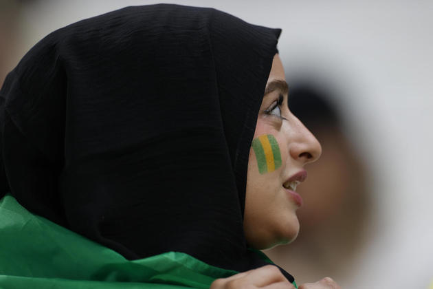 A beleza do futebol: na torcida do estádio do Catar, uma muçulmana torcendo para a seleção brasileira