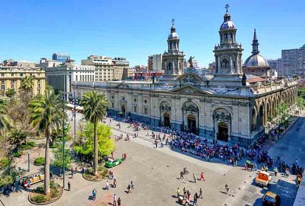 A belíssima Catedral Metropolitana de Santiago compõe a paisagem da própria Plaza de Armas. Após cinco reconstruções por causa de incêndios e terremotos, o local é um convite à admiração da arte sacra e à meditação.
