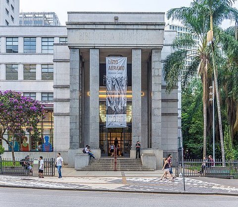 A Bibliotheca Municipal Mário de Andrade, em São Paulo, faz 97 anos neste dia 25 de fevereiro. Ela é a 2ª biblioteca com maior acervo do país, perdendo apenas para a Biblioteca Nacional, no Rio de Janeiro. Sua arquitetura em art déco atrai os olhares pela beleza. 