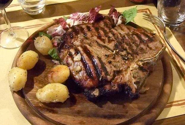 A Bistecca alla Fiorentina é um dos pratos mais conhecidos da Toscana. Trata-se de um grande bife de carne bovina, geralmente da raça Chianina, grelhado e servido malpassado. É frequentemente temperado apenas com sal, pimenta e regado com azeite de oliva.