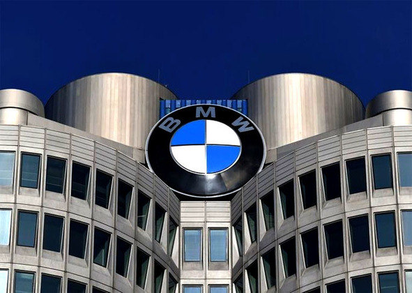 A BMW suspendeu a exportação de veículos novos para a Rússia e parou de colaborar com o construtor russo Avtotor, que montava BMW na fábrica em Kaliningrado, com especificações próprias para o mercado local.