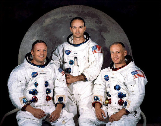 A bordo da nave espacial, estavam os astronautas Neil Armstrong, Michael Collins e Buzz Aldrin. 