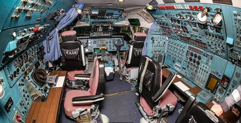 A cabine do Antonov era para seis tripulantes no cockpit: piloto, co-piloto e quatro engenheiros de voo.
