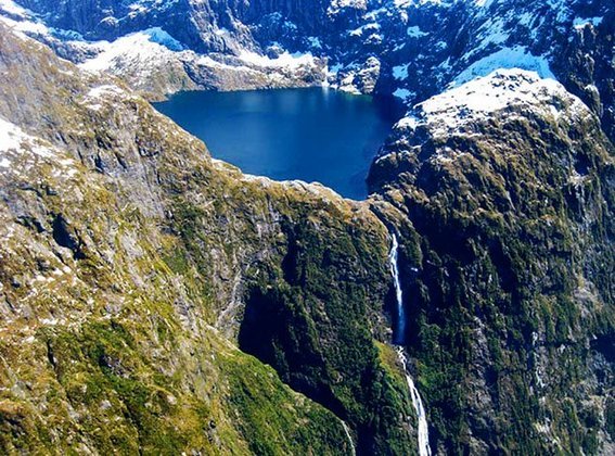 A Cachoeira de Sutherland tem 580m de altura, distribuídos em três quedas que se emendam: a superior, de 229m; a do meio, de 248m; e a última, de 103m. É a queda d'água mais alta do país. A região atrai aventureiros para a prática de esportes radicais. 